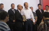 2012年湖北省副省长张通(右)向广东省收藏家协会理事何锡钿(左)颁发收藏证书